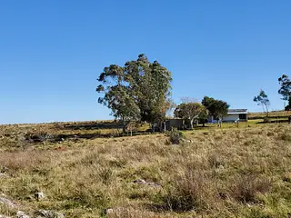 Campo criador limpio con casa