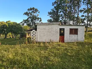 Campo criador limpio con casa