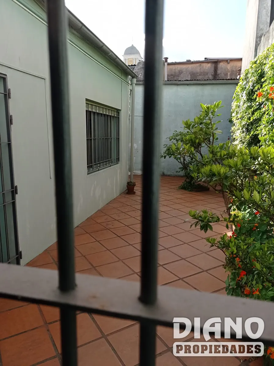 Centro, acceso por 2 calles.