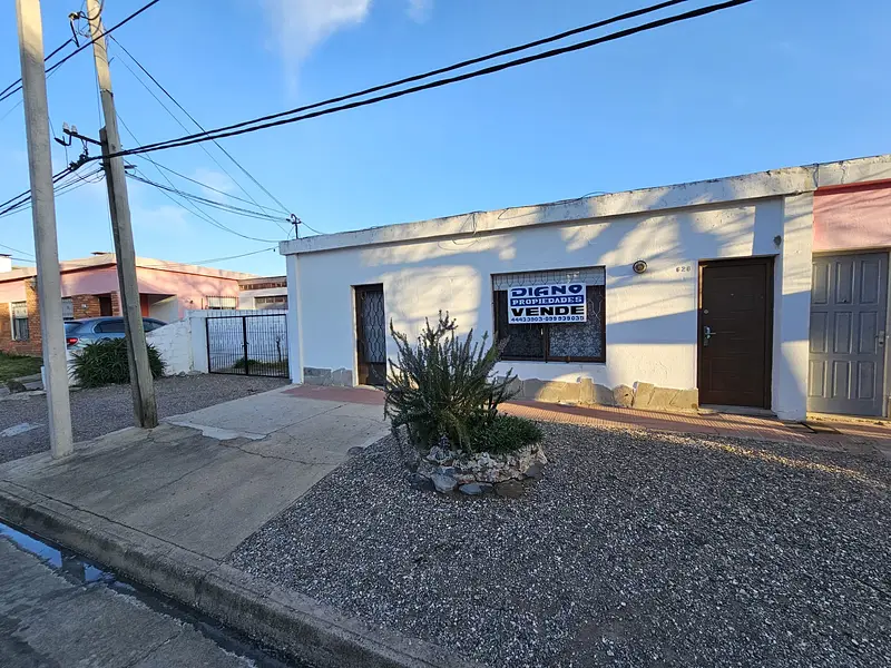 Estación, casa amplia, buen frente. Amplio fondo.