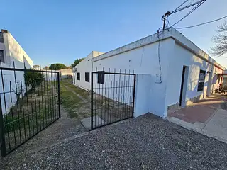Estación, casa amplia, buen frente. Amplio fondo.