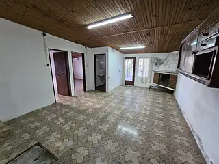 Estación, casa amplia, buen frente. Amplio fondo.