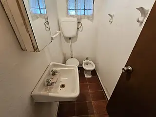 Estación, casa amplia, buen frente. Amplio fondo.