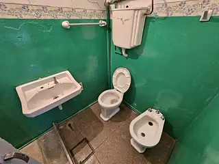 Estación, casa amplia, buen frente. Amplio fondo.