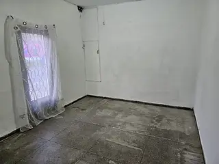 Estación, casa amplia, buen frente. Amplio fondo.
