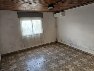 Estación, casa amplia, buen frente. Amplio fondo.