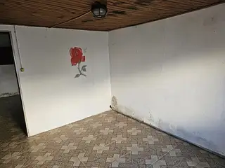 Estación, casa amplia, buen frente. Amplio fondo.