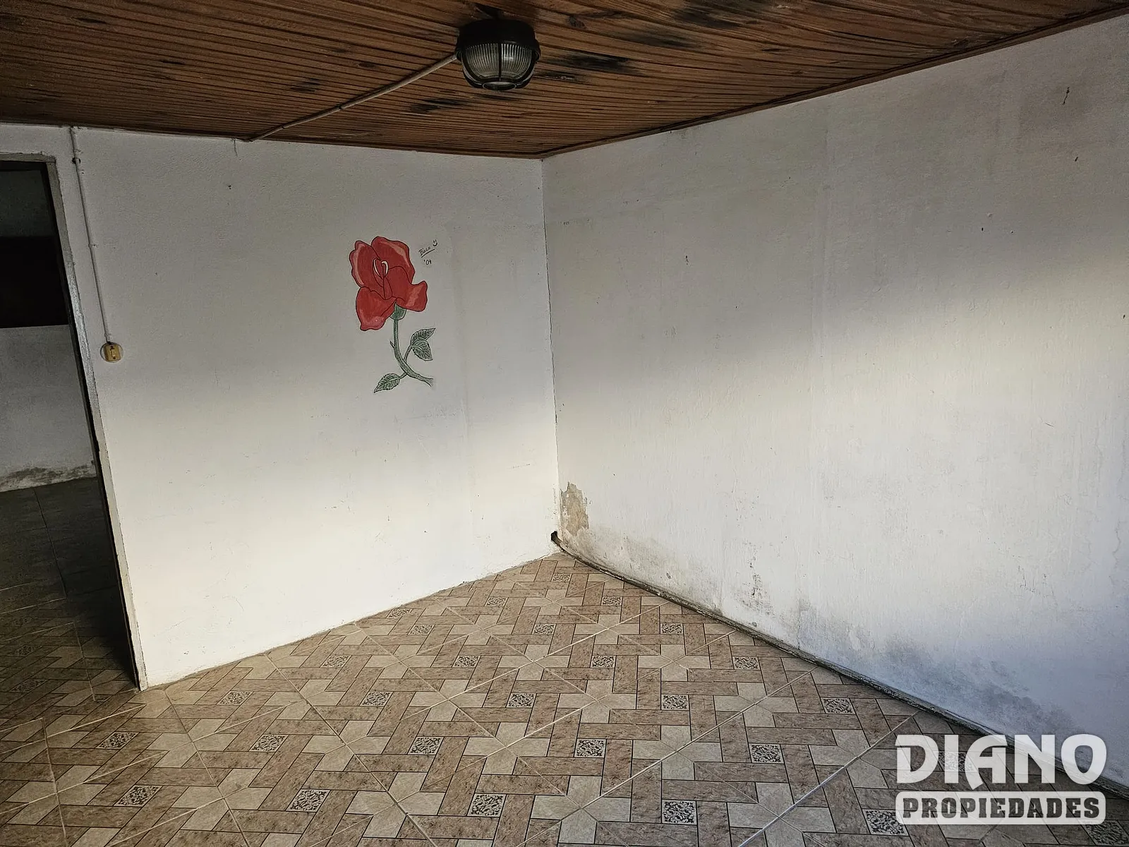 Estación, casa amplia, buen frente. Amplio fondo.
