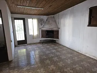 Estación, casa amplia, buen frente. Amplio fondo.