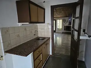 Estación, casa amplia, buen frente. Amplio fondo.