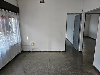Estación, casa amplia, buen frente. Amplio fondo.
