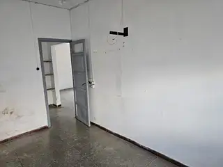 Estación, casa amplia, buen frente. Amplio fondo.