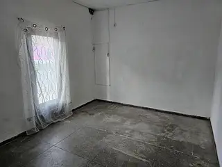 Estación, casa amplia, buen frente. Amplio fondo.