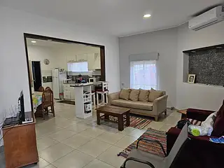 Casa céntrica en excelente estado, permuta por campo.