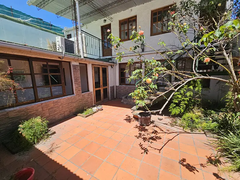 Centro, ex posada. Habitaciones con baño.