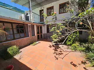 Centro, ex posada. Habitaciones con baño.