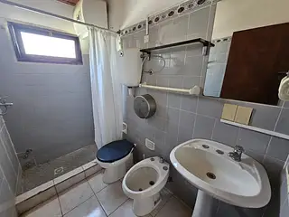 Centro, ex posada. Habitaciones con baño.