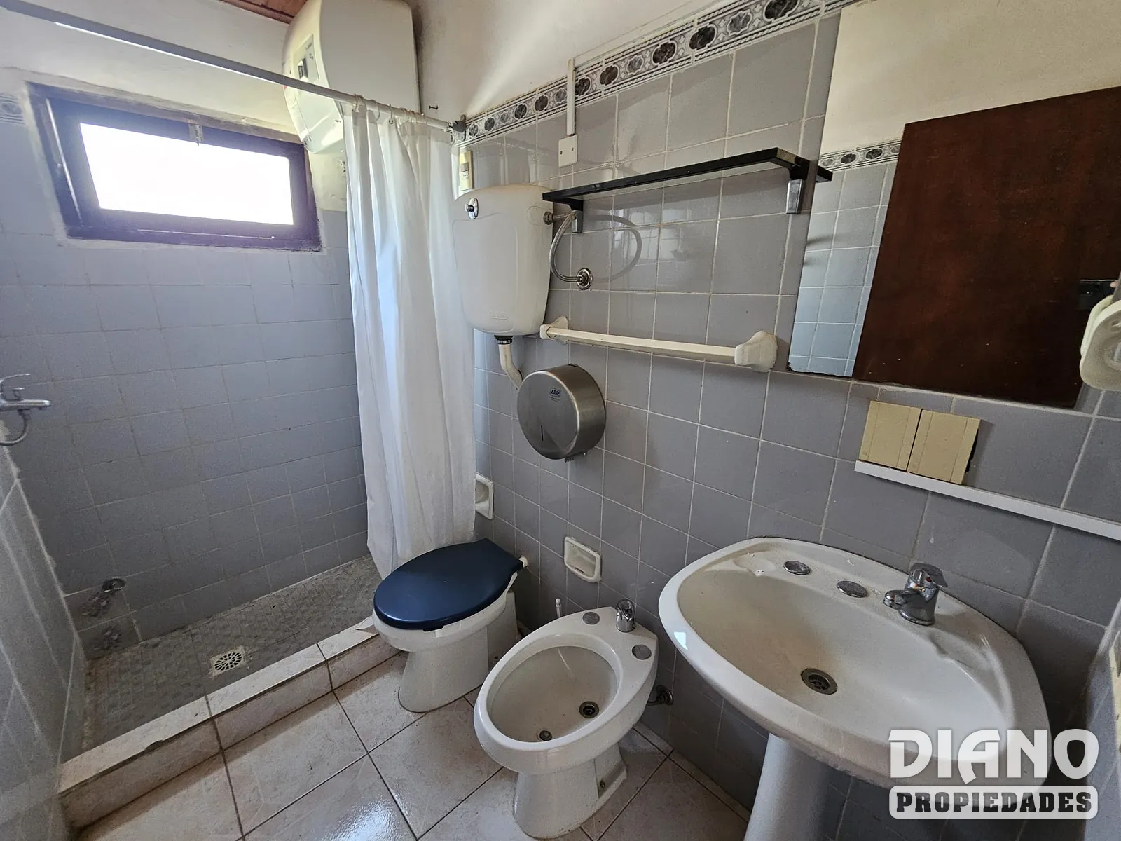 Centro, ex posada. Habitaciones con baño.