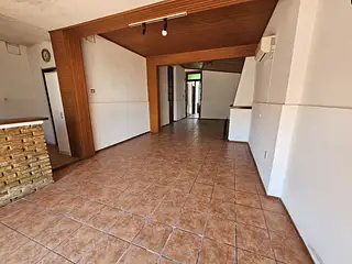 Centro, excelente casa, garaje para 3 vehículos.