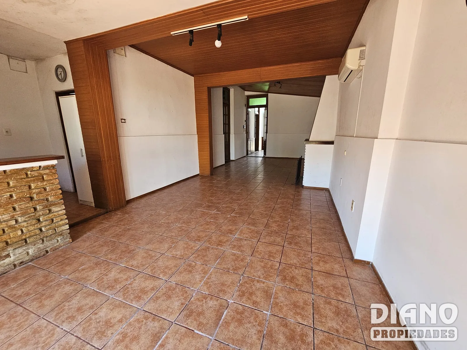 Centro, excelente casa, garaje para 3 vehículos.