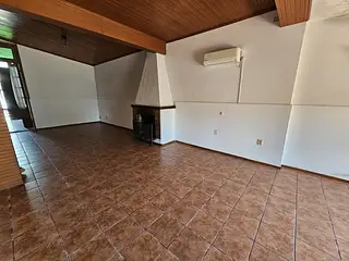 Centro, excelente casa, garaje para 3 vehículos.