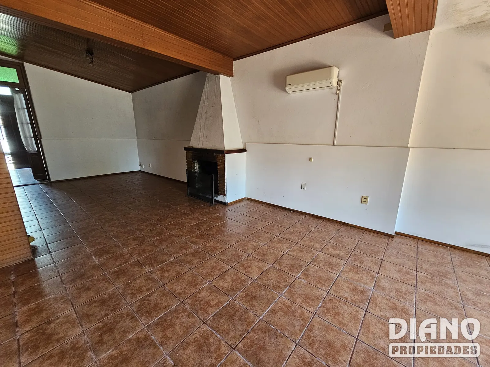 Centro, excelente casa, garaje para 3 vehículos.