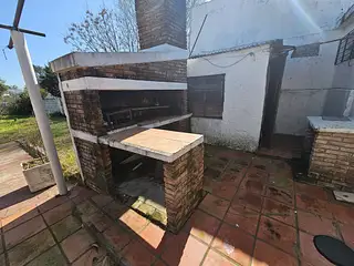 Centro, excelente casa, garaje para 3 vehículos.