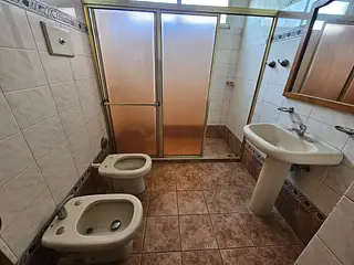 Centro, excelente casa, garaje para 3 vehículos.
