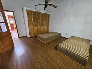 Centro, excelente casa, garaje para 3 vehículos.
