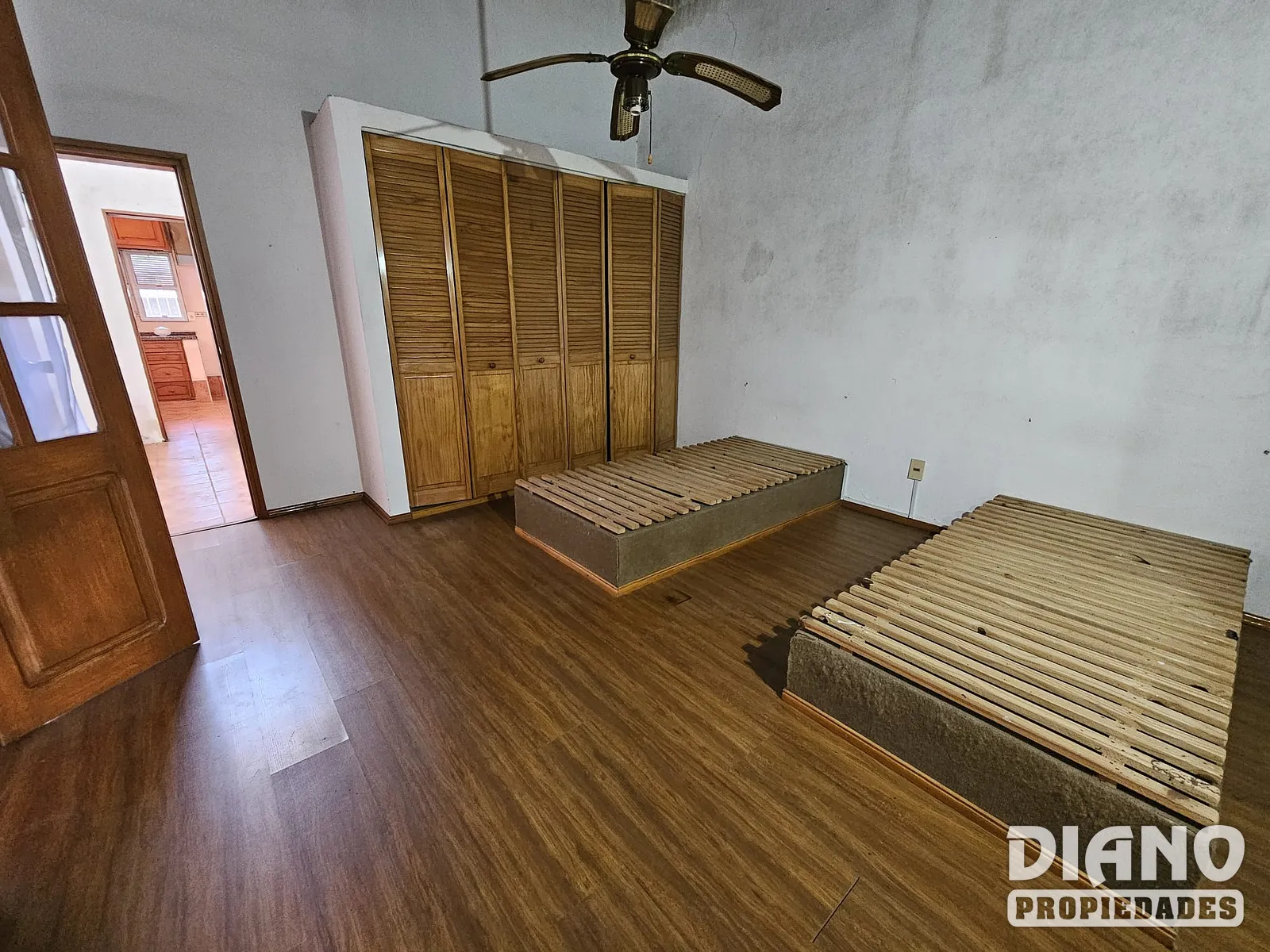 Centro, excelente casa, garaje para 3 vehículos.