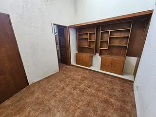 Centro, excelente casa, garaje para 3 vehículos.
