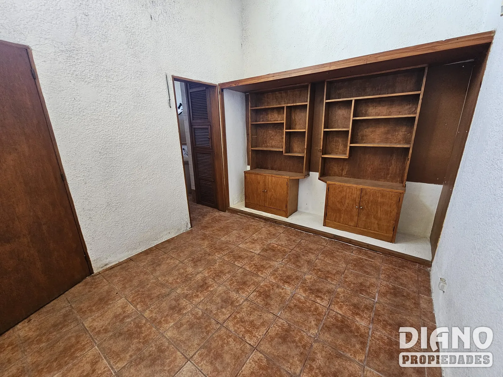 Centro, excelente casa, garaje para 3 vehículos.
