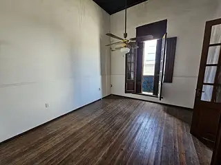 Centro, excelente casa, garaje para 3 vehículos.