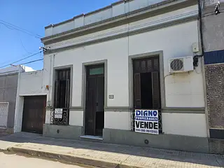 Centro, excelente casa, garaje para 3 vehículos.