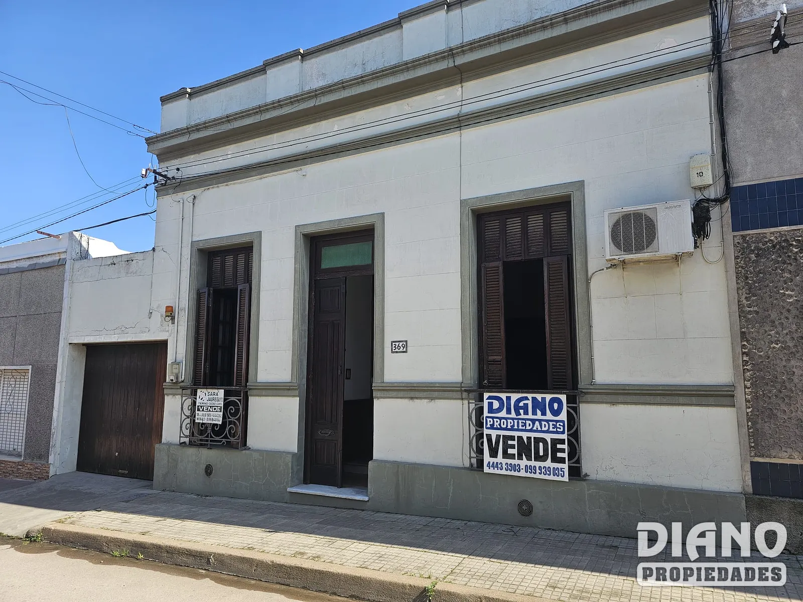 Centro, excelente casa, garaje para 3 vehículos.