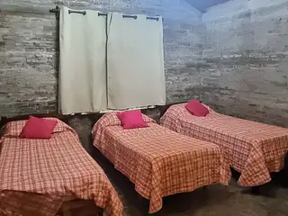 Villa Serrana, Macachines