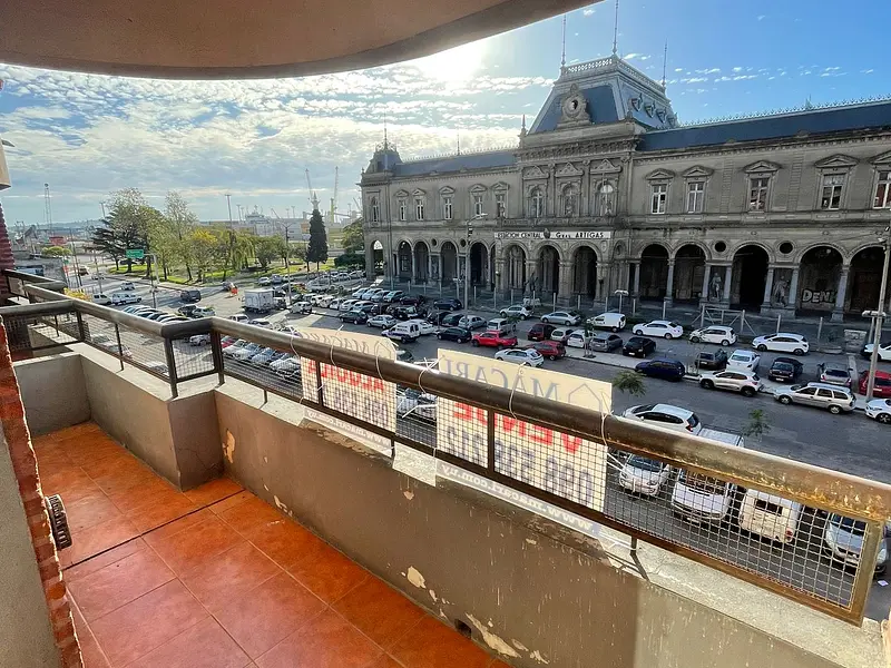 Apartamento, Montevideo, frente a AFE
