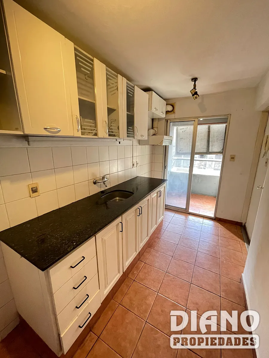 Apartamento, Montevideo, frente a AFE