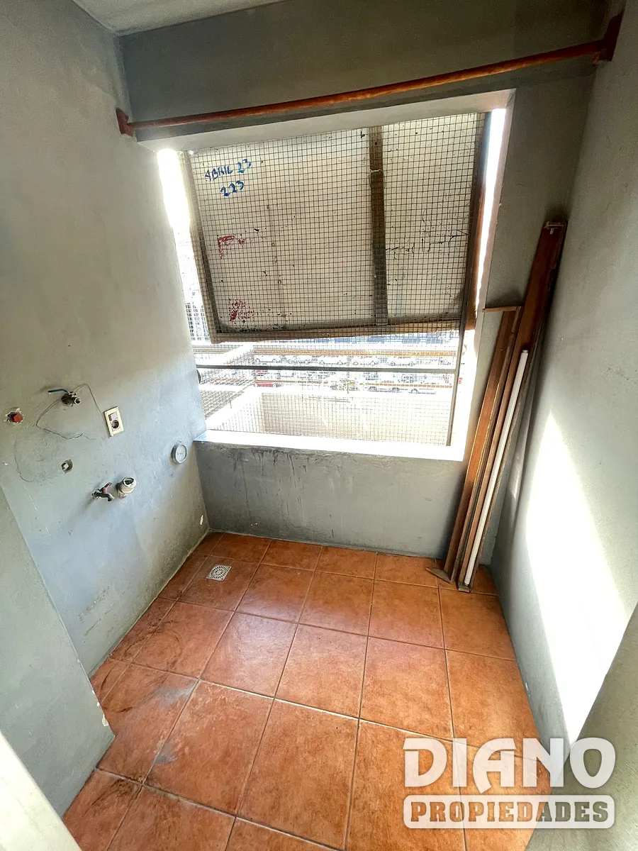 Apartamento, Montevideo, frente a AFE