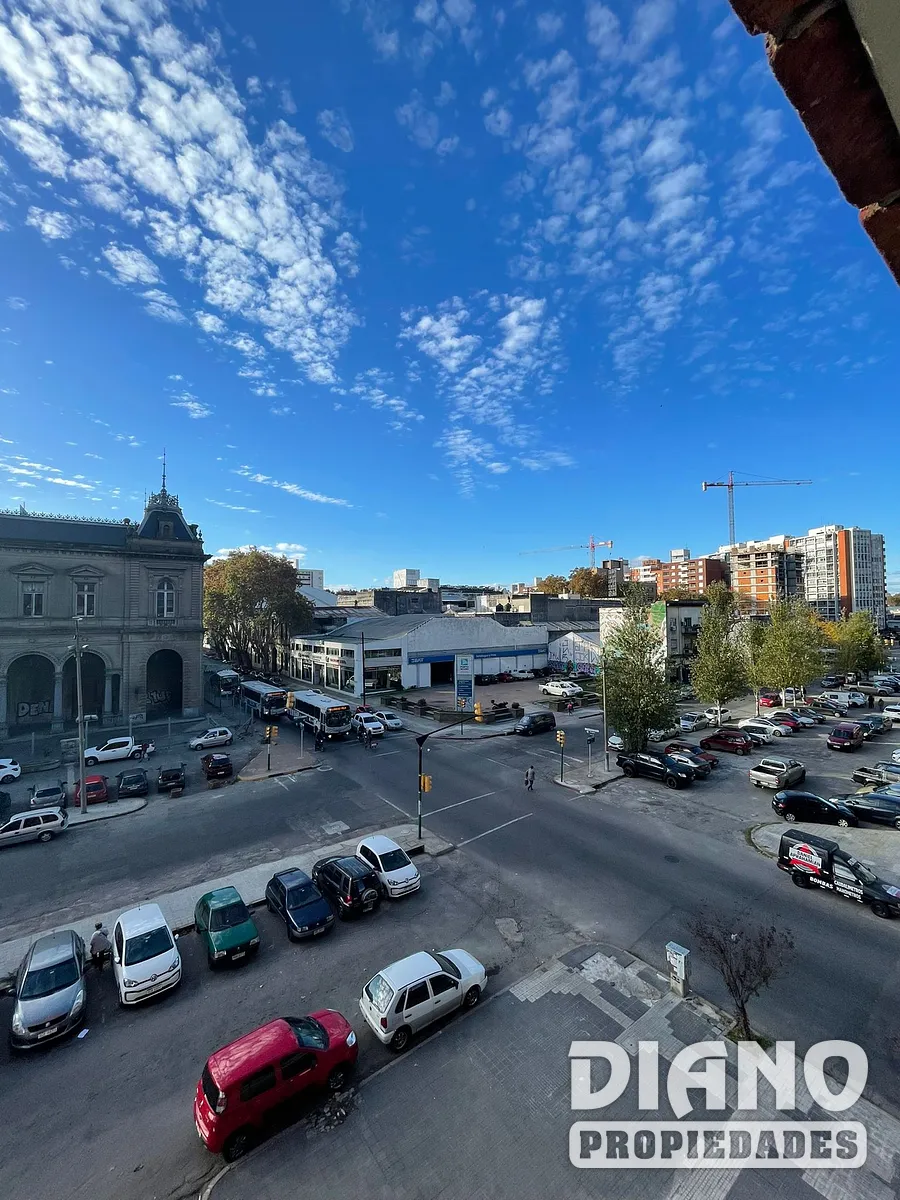 Apartamento, Montevideo, frente a AFE