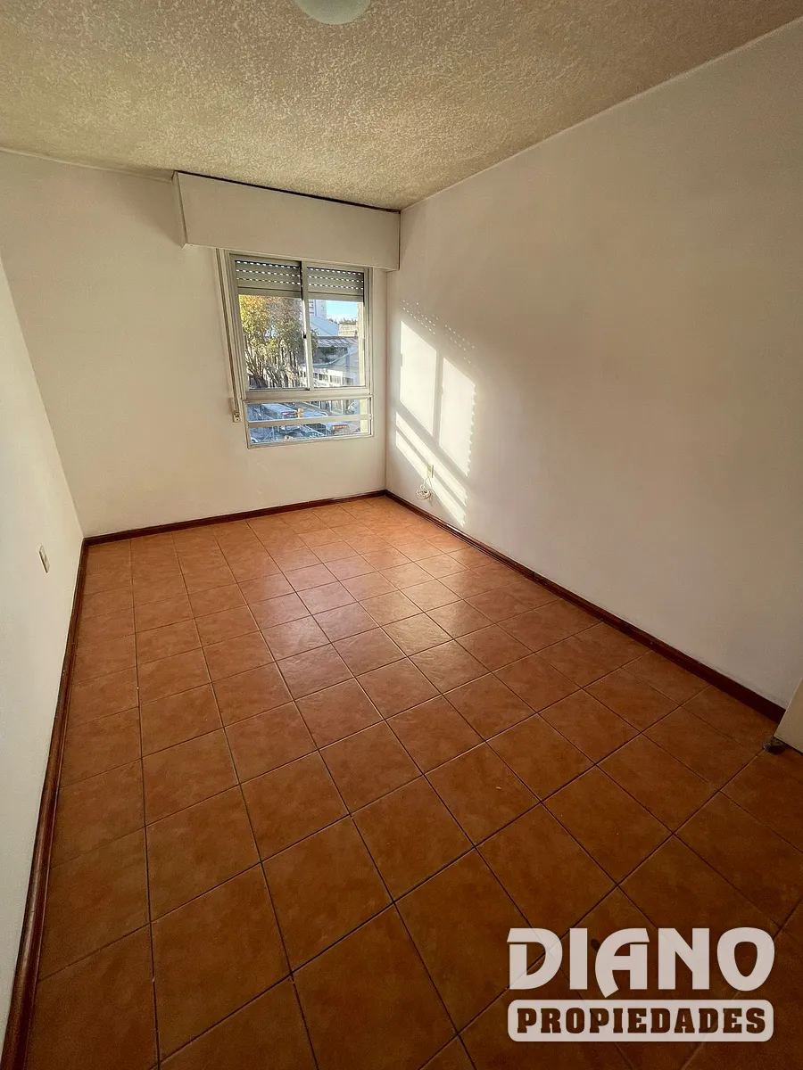 Apartamento, Montevideo, frente a AFE