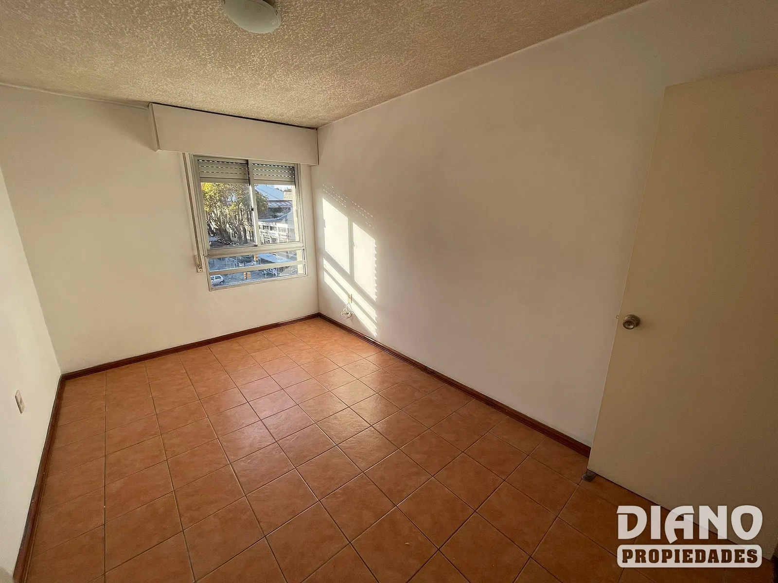 Apartamento, Montevideo, frente a AFE