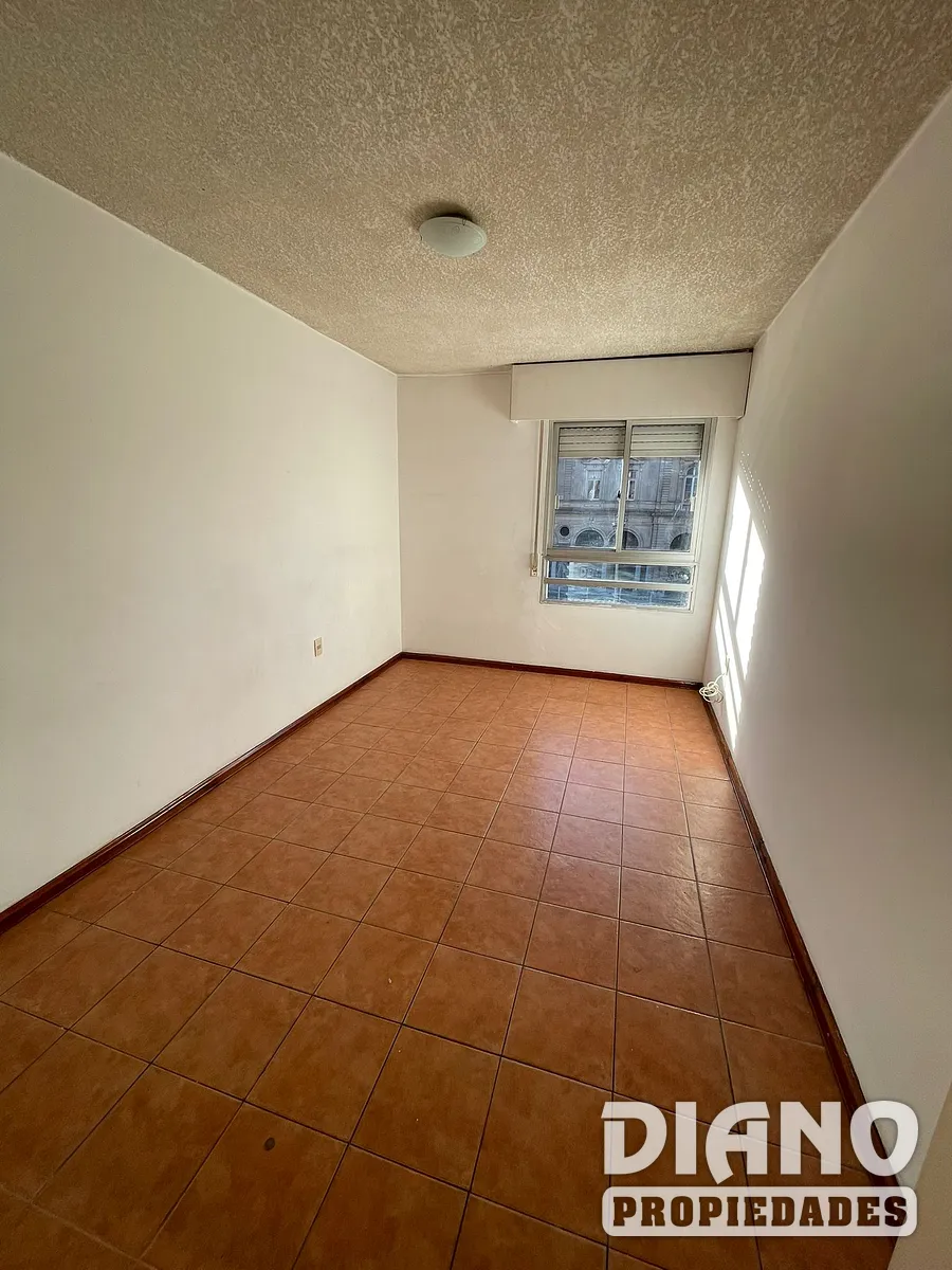 Apartamento, Montevideo, frente a AFE