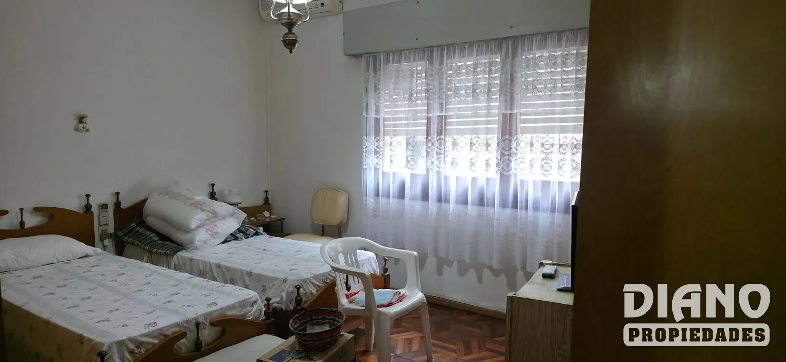 Excelente y amplia casa con fondo excepcional
