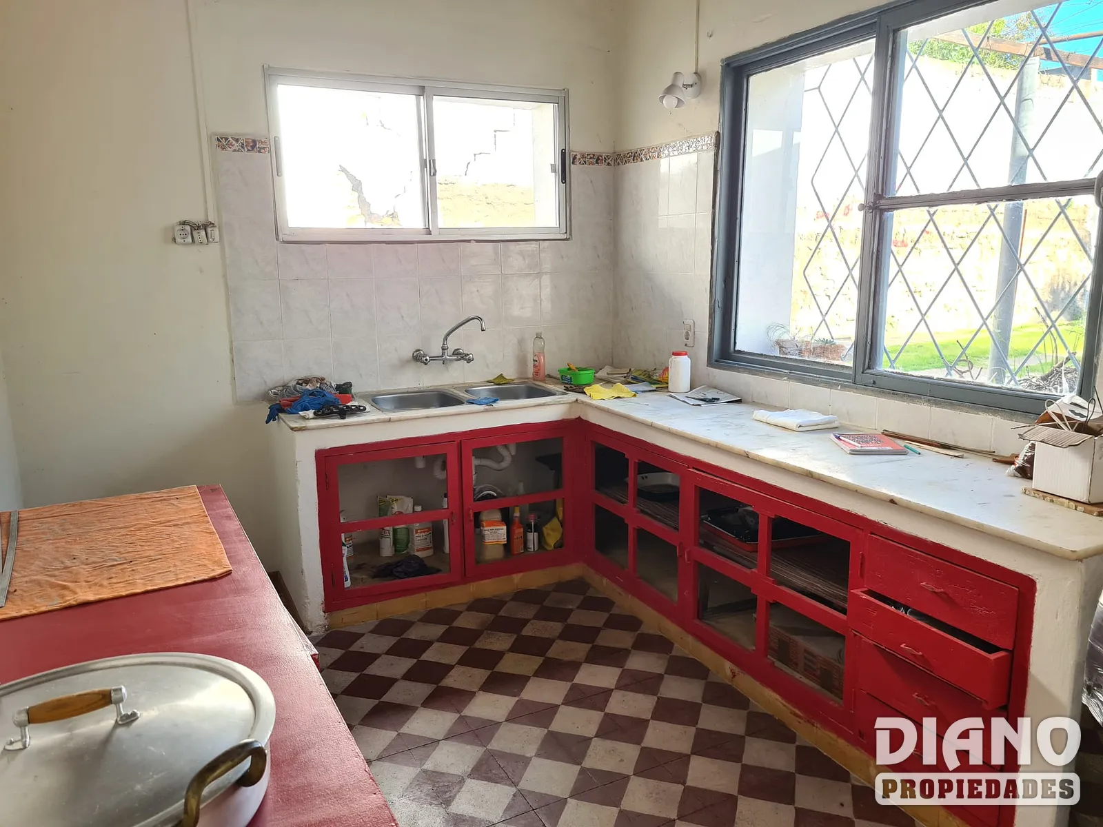 Zona UTEC, amplia casa con garaje y fondo