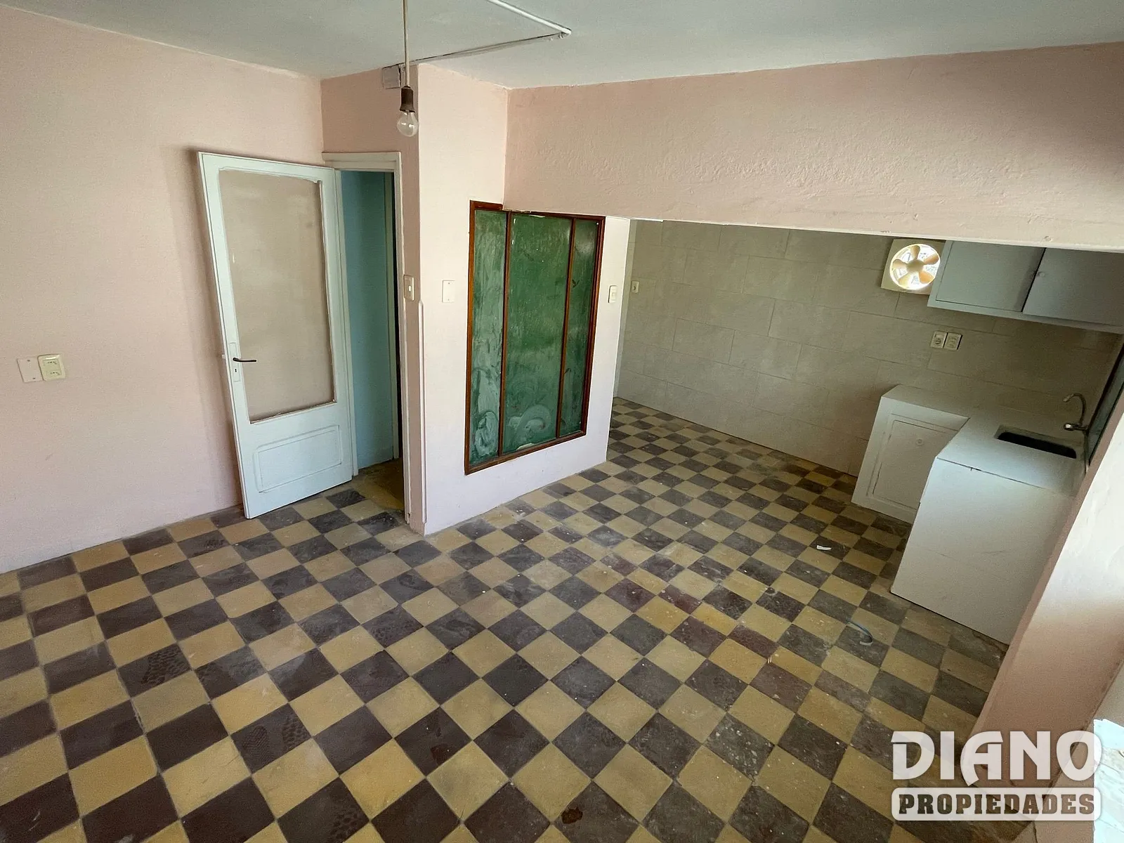 Casa sobre 18 de Julio, pleno centro