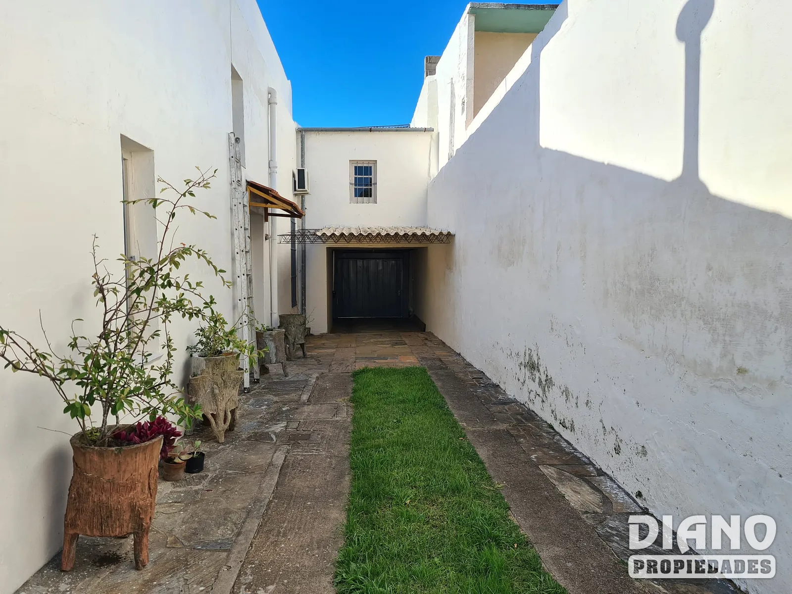Zona UTEC, amplia casa con garaje y fondo