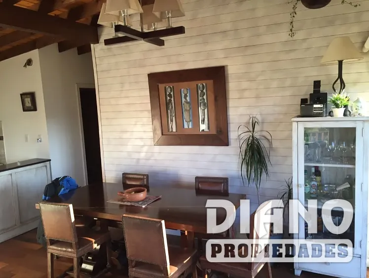 Marco de Los Reyes, casa de buena madera.
