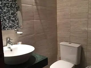Marco de Los Reyes, casa de buena madera.