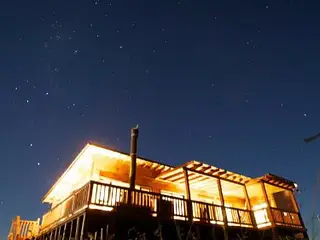 Marco de Los Reyes, casa de buena madera.
